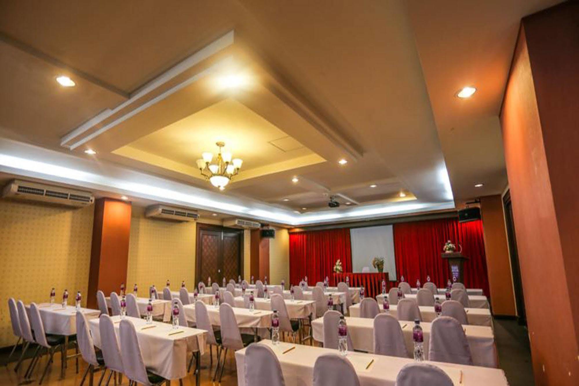 Madina Rayong Hotel Exterior foto